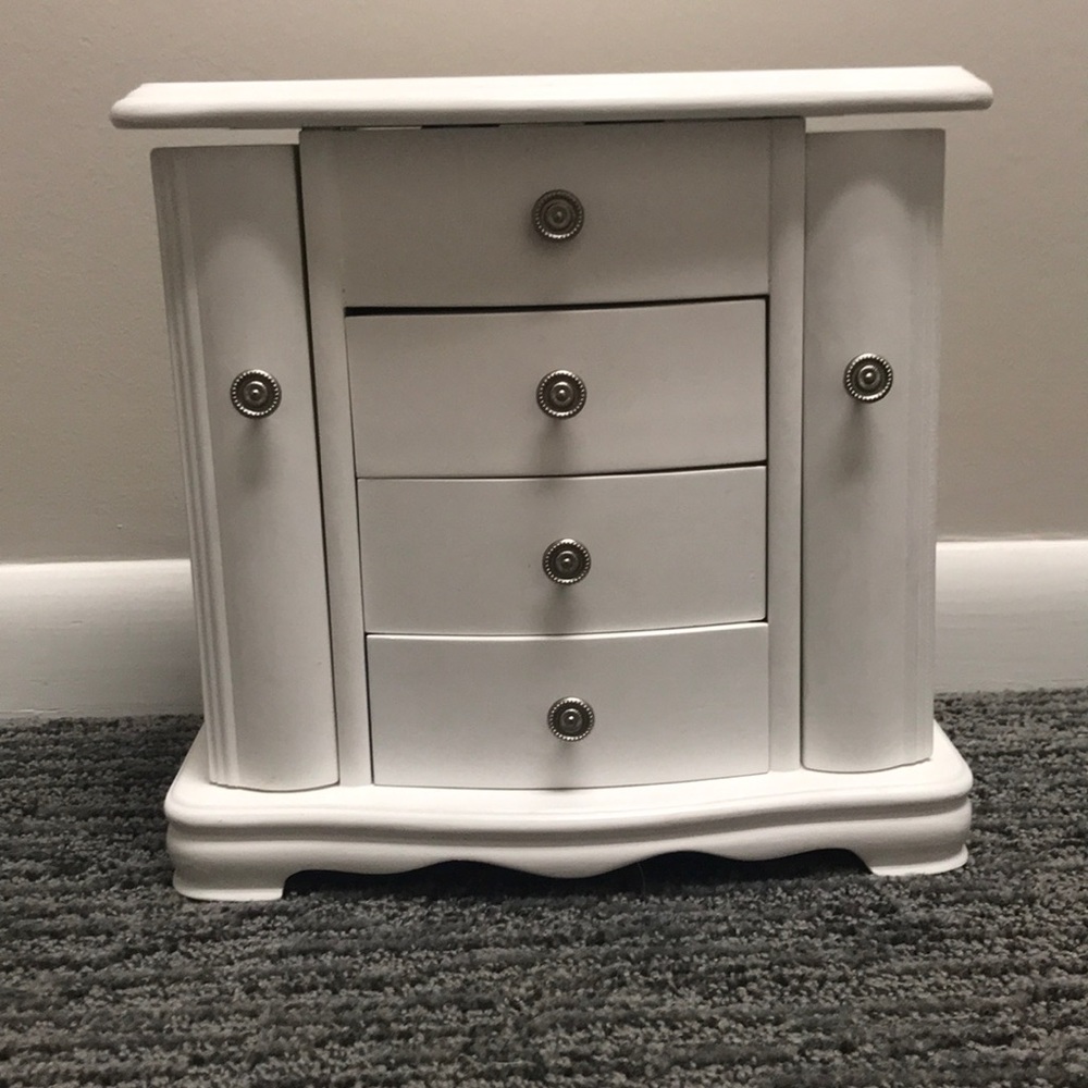 Jewelry chest